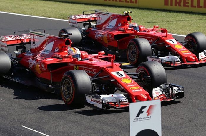 Dua pebalap tim Ferrari, Sebastian Vettel (kiri) dan Kimi Raikkonen (kanan) saat babak kualifikasi Grand Prix Hungaria.