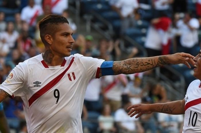 Striker tim nasional Peru, Jose Paolo Guerrero (kiri), merayakan gol ke gawang Haiti pada pertanding