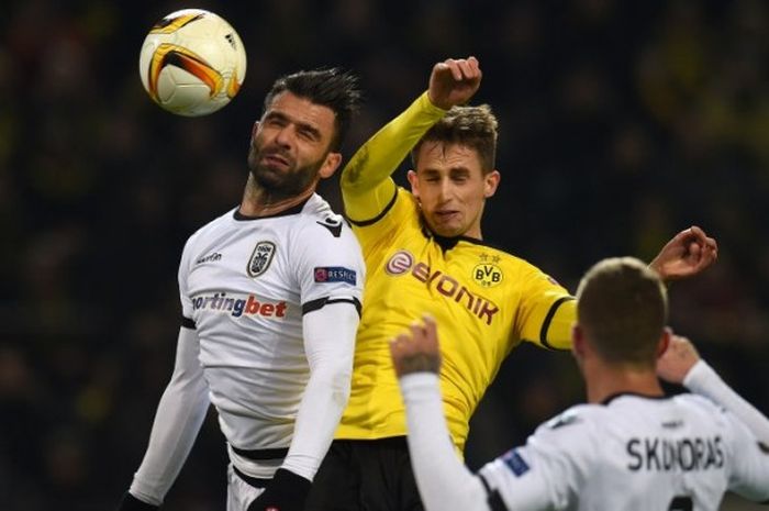 Gelandang Borussia Dortmund, Adnand Januzaj, dalam laga Liga Europa melawan PAOK pada 10 Desember 2015