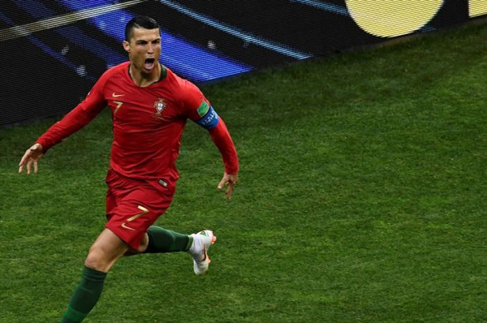 Penyerang Timnas Portugal, Cristiano Ronaldo, merayakan golnya ke gawang Spanyol dalam laga Grup B Piala Dunia 2018, Jumat (15/6/2018) di Stadion Fisht, Sochi.