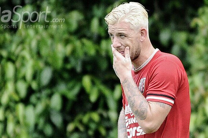   Pemain Bali United asal Belanda, Kevin Brands, dalam sesi latihan tambahan di Lapangan Tri Sakti, 