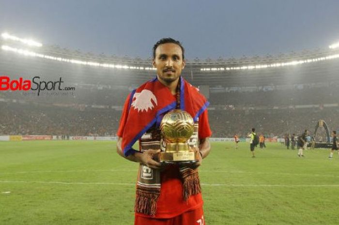 Gelandang asing Persija Jakarta, Rohit Chand memamerkan gelar best player Liga 1 2018.