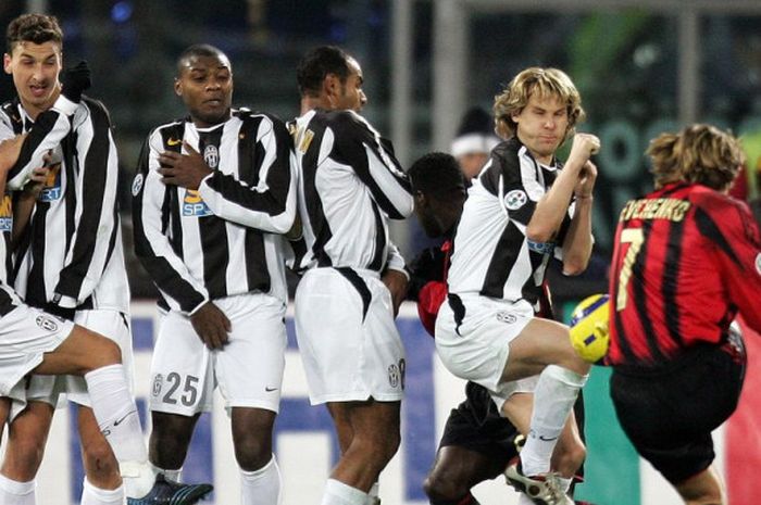Penyerang AC Milan, Andriy Shevchenko (kanan), mengeksekusi tendangan bebas dalam laga Liga Italia kontra Juventus di Stadion Delle Alpi, Turin, pada 18 Desember 2004.