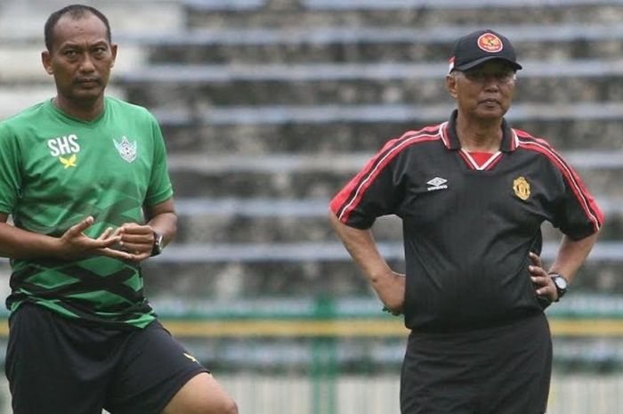 Pelatih Hanafi (kanan) dan asisten pelatih, Suwandi Hadi Siswoyo dalam latihan Persegres di Stadion Gelora Joko Samudro, Gresik, Selasa (31/1/2017). 