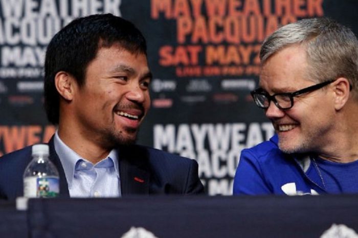 Petinju Filipina, Manny Pacquiao bersama manajernya  saat konferensi pers.