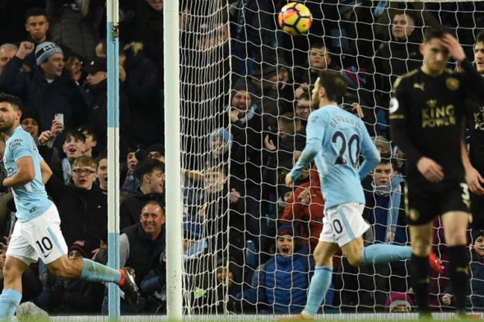 Striker Manchester City, Sergio Aguero, merayakan gol ke gawang Leicester City pada laga Liga Inggris di Stadion Etihad, Manchester, Sabtu (10/2/2018).