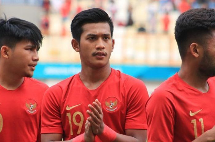 Bek Persib Bandung, Indra Mustafa (tengah) saat membela timnas U-19 Indonesia.