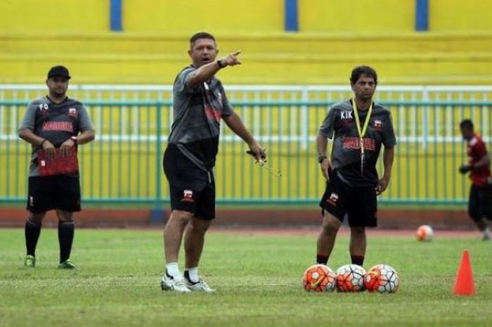 Pelatih Madura United, Gomes de Oliviera memberikan instruksi ke anak asuhnya dalam sesi uji lapangan jelang laga Cilacap Cup 2017 di Stadion Wijaya Kusuma, Cilacap, Kamis (23/3/2017). 