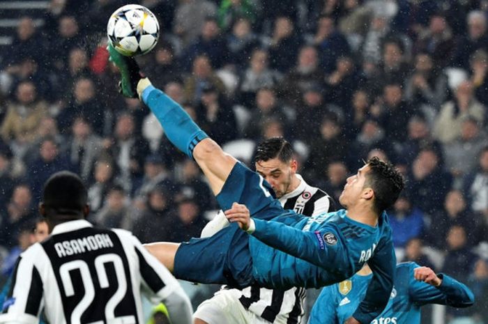 Megabintang Real Madrid, Cristiano Ronaldo (tengah), mencetak gol dengan tendangan salto dalam laga leg pertama perempat final Liga Champions kontra Juventus di Stadion Allianz, Turin, Italia pada 3 April 2018.