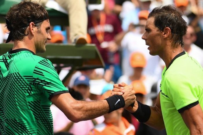 Petenis putra Swiss, Roger Federer, bersalaman dengan Rafael Nadal (Spanyol) setelah memenangi pertandingan babak final turnamen Miami Terbuka di Crandon Park Tennis Center, Miami, Minggu (2/4/2017). Federer menang 6-3, 6-4.  