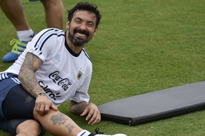 Pemain Argentina, Ezequiel Lavezzi, menjalani sesi latihan di Minas Gerais, Brasil, pada 7 November 2016.