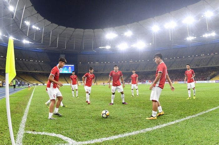 Para pemain Timnas U-16 Vietnam menjalani pemanasan jelang pertandingan melawan Indonesia di Stadion Bukit Jalil, 24 September 2018. 