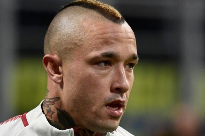 Radja Nainggolan melakukan pemanasan menjelang duel Inter Milan versus AS Roma di Giuseppe Meazza, M