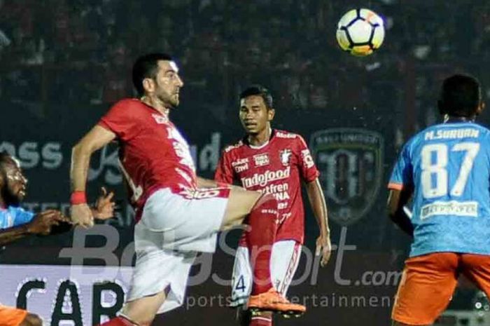  Aksi playmaker Bali United, Milos Krkotic (tengah, angkat kaki), saat menghadapi Perseru Serui pada