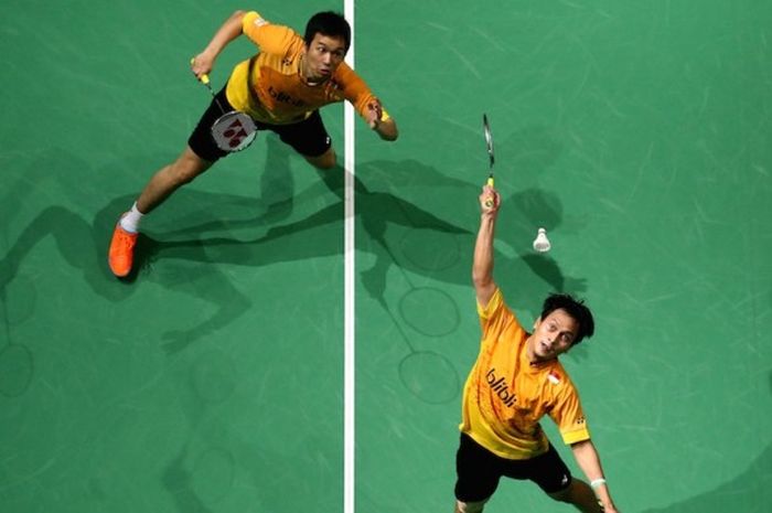 Pasangan ganda putra Indonesia, Mohammad Ahsan/Hendra Setiawan, mengembalkan kok dari pemain China, Chai Biao/Hong Wei, pada laga final BWF Superseries Finals di Hamdan Sports Complex, Dubai, Minggu (13/12/2015).