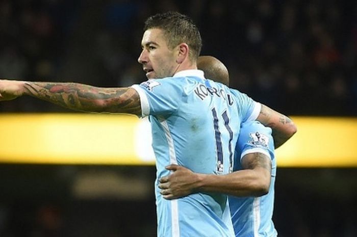 Aleksandar Kolarov mencetak gol ketiga Manchester City saat menang 3-1 atas Southampton di Stadion Etihad, Sabtu (28/11/2015).