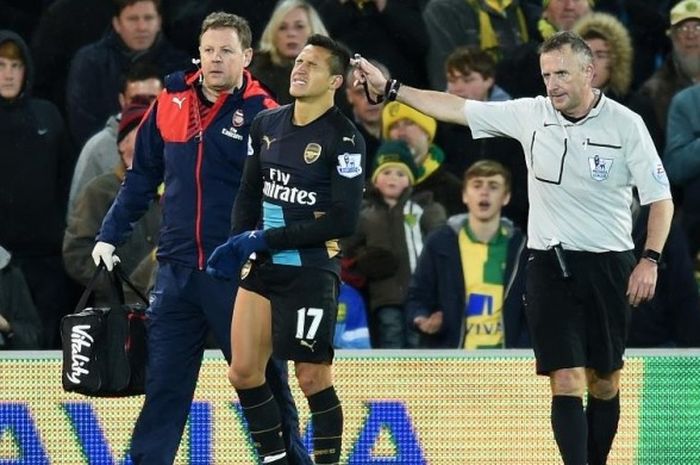 Pemain sayap Arsenal, Alexis Sanchez, ditarik keluar pada menit ke-59 pertandingan melawan Norwich City di Stadion Carrow Road, Minggu (29/11/2015).