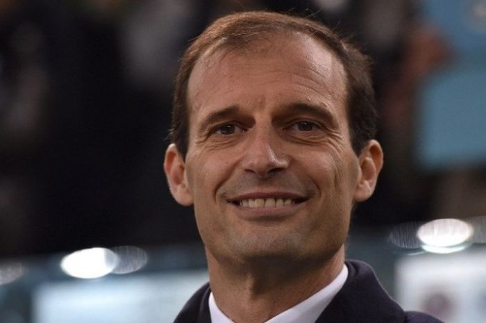 Pelatih Juventus, Massimiliano Allegri, tersenyum saat laga Liga Champions kontra Manchester City di Stadion Juventus, 25 November 2015.