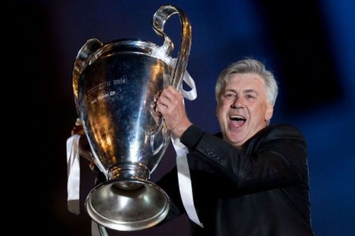 Carlo Ancelotti saat mengangkat trofi juara Liga Champions untuk Real Madrid setelah menekuk Atletico Madrid di final. Perayaan ini digelar di Cibeles Square, Madrid, 25 Mei 2015.