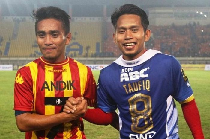  Gelandang Persib Bandung, Taufiq, dan penyerang Selangor FA, Andik Vermansah.  