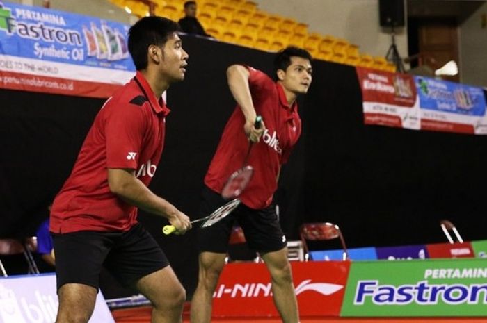 Pasangan ganda putra Indonesia, Angga Pratama/Ricky Karanda Suwardi, beraksi pada babak kedua Kejuaraan Nasioanal (Kejurnas) Bulu Tangkis di Tennis Indoor, Jakarta, Rabu (9/12/2015).