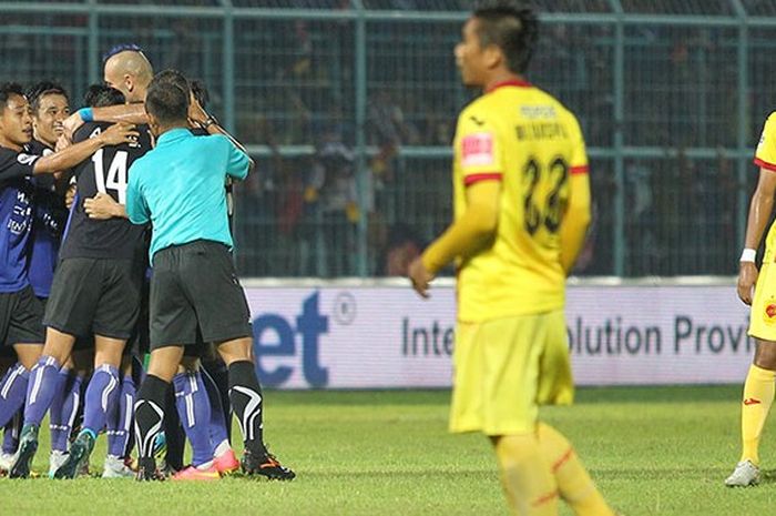 Para pemain Arema Cronus merayakan gol ke gawang Sriwijaya FC pada lanjutan Piala Jenderal Sudirman di Stadion Kanjuruhan, Minggu (22/11/2015).