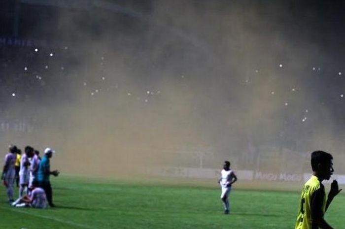Laga Arema vs Persipura di Stadion Maguwoharjo, Minggu (13/12/2015), sempat terhenti akibat gangguan suporter.