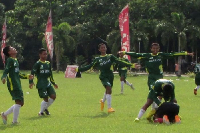 Tim ASAD Jaya Perkasa lolos ke babak final Liga BOLA U-13 2015-2016 usai mengalahkan Kabomania melalui adu penalti, Sabtu (2/4/2016).