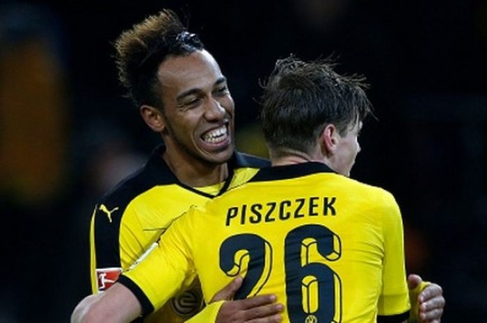 Pierre Emerick Aubameyang rayakan gol Dortmund ke gawang Stuttgart di Signal Iduna Park, Minggu (29/11/2015).