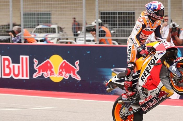 Pebalap Spanyol yang membela tim Repsol Honda, Marc Marquez, melakukan selebrasi setelah memenangi GP Americas 2016 yang berlangsung di Circuit of The America (COTA), Austin, Texas, Minggu (10/4/2016) siang waktu setempat atau Senin dini hari WIB.