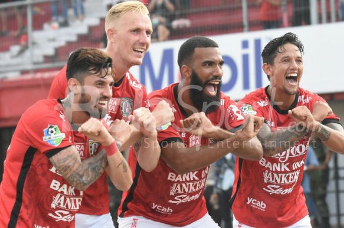  Perayaan gol dari para pemain Bali United, Stefano Lilipaly, Nick van der Velden, Sylvano Comvalius, dan Irfan Bachdim,, setelah menjebol gawang Mitra Kukar dalam laga lanjutan Liga 1 di Stadion Kapten I Wayan Dipta, Gianyar, pada Minggu (27/8/2017). 