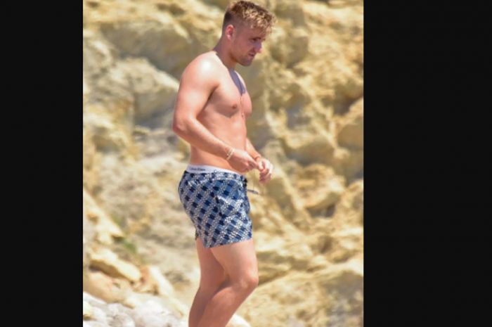 Luke Shaw ketika berlibur di pantai, Ibiza, Spanyol.