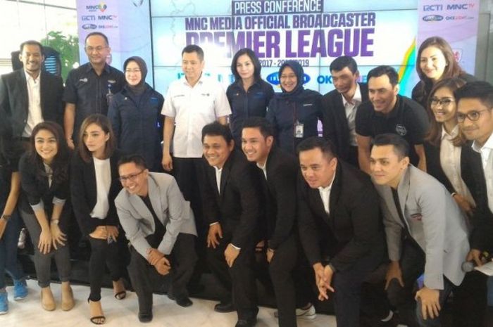 Para petinggi, presenter, dan komentator MNC Group dalam jumpa pers launching official broadcaster Premier League di MNC Financial Tower, Kebon Sirih, Jakarta, pada Jumat (5/8/2016).