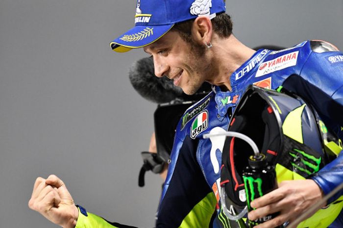  Valentino Rossi saat merayakan podium posisi ketiga pada balapan MotoGP Qatar, Minggu (18/3/2018) 