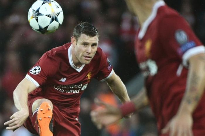  Aksi gelandang Liverpool FC, James Milner, dalam partai Liga Champions lawan AS Roma di Stadion Anfield, Liverpool, 24 April 2018. 