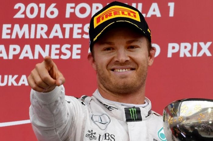 Pebalab F1 dari tim Mercedes AMG Petronas, Nico Rosberg, saat perayaan keberhasilan di Formula One di Suzuka Jepang (9/10/2016).
