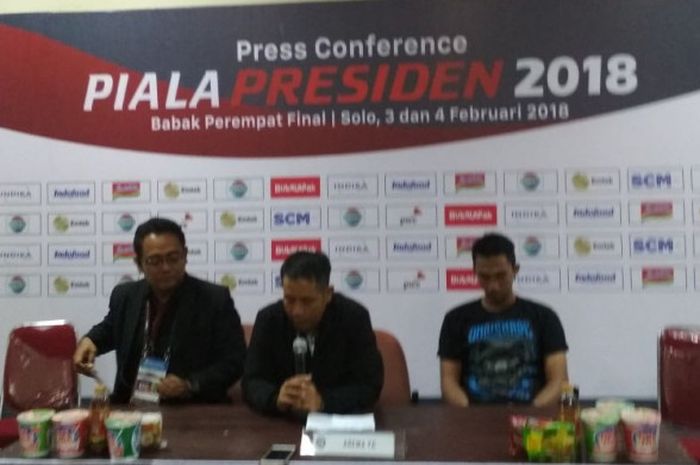 Pelatih Arema FC, Joko Susilo (tengah), dalam sesi jumpa wartawan di Stadion Manahan, Solo, Minggu (4/2/2018).