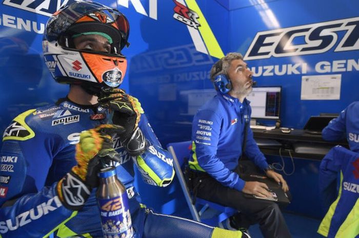 Pebalap Suzuki Ecstar, Alex Rins, bersiap-siap sebelum menjalani balapan seri keempat MotoGP Spanyol musim lalu