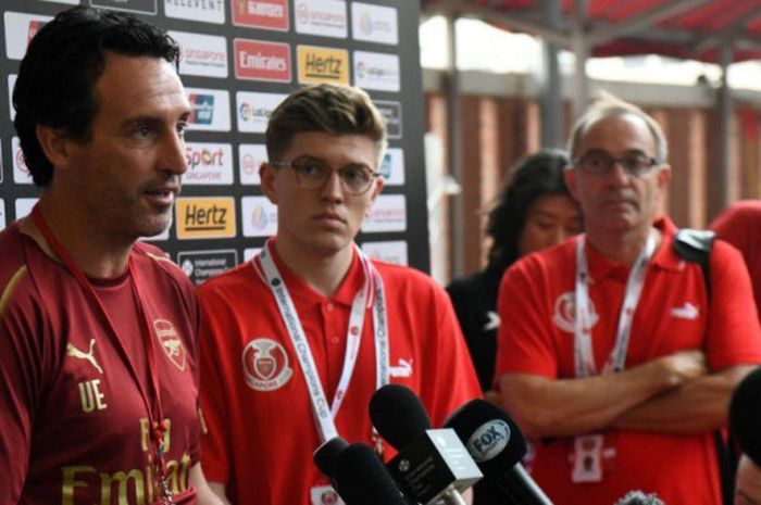 Pelatih Arsenal, Unai Emery, berbicara kepada media dalam sesi wawancara di sela latihan tim untuk persiapan laga International Champions Cup 2018 di Singapura, 25 Juli 2018.