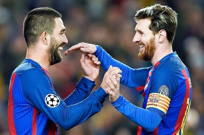 Penyerang Barcelona, Arda Turan (kiri), melakukan selebrasi bersama rekan setimnya, Lionel Messi, usai  mencetak gol ke gawang Borussia Moenchengladbach dalam laga lanjutan Grup C Liga Champions di Stadion Camp Nou, Barcelona, pada 6 Desember 2016.