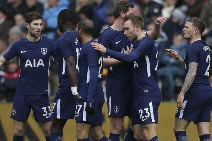  Gelandang Tottenham Hotspur, Christian Eriksen (23), mendapat ucapan selamat dari rekan-rekannya seusai mencetak gol ke gawang Swansea dalam laga perempat final Piala FA 2017-2018 di Stadion Liberty, Swansea, Wales, pada Sabtu (17/3/2018). 