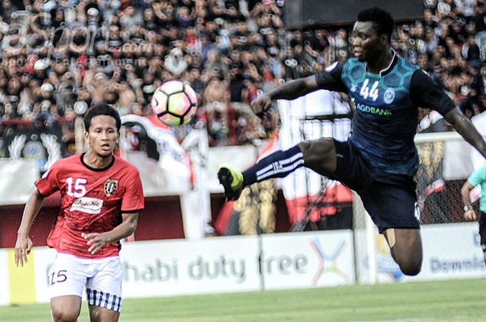 Aksi striker Bali United, Yandi Sofyan Munawar (kiri), saat tampil melawan Yangon United dalam laga Piala AFC 2018 di Stadion Kapten I Wayan Dipta, Gianyar, Selasa (13/2/2018).