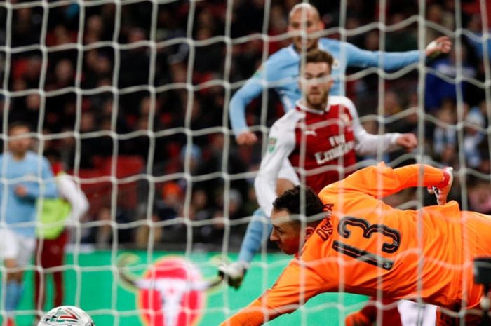 Gelandang Manchester City, David Silva (tengah), mencetak gol ke gawang Arsenal dalam laga final Piala Liga Inggris di Stadion Wembley, London, pada 25 Februari 2018.