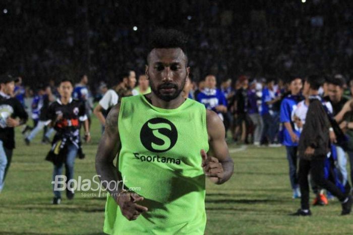 Oknum bobotoh masuk ke dalam lapangan sesusai laga PS Tira Vs Persib Bandung di Stadion Sultan Agung, Bantul pada Senin (30/7/2018).