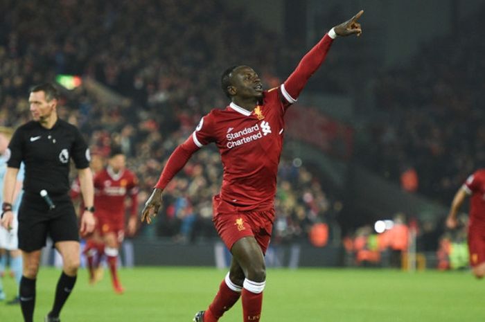   Pemain Liverpool FC, Sadio Mane, merayakan gol yang dia cetak ke gawang Manchester City dalam laga Liga Inggris di Stadion Anfield, Liverpool, pada 14 Januari 2018.  