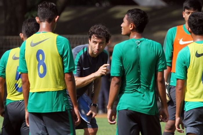 Pelatih timnas U-22 Indonesia, Luis Milla (tengah), saat memberi instruksi kepada para pemain dalam latihan.