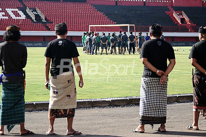 4 orang pecalang tengah memperhatikan suasana latihan timnas U-23 di Stadion Kapten I Wayan Dipta, Gianyar, Selasa (24/7/2018).