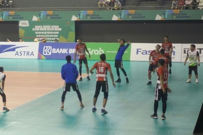 Timnas bola voli putra Indonesia  1 (jersey merah) melakukan pemanasan saat menghadapi Hong Kong pada laga kedua test event Asian Games 2018 di Tennis Indoor, Senayan, Jakarta, Senin (12/2/2018).