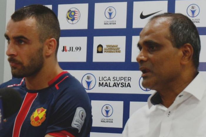 Pelatih Selangor FA, P Maniam (kanan) dalam sesi jumpa pers seusai laga kontra tuan rumah Kuala Lumpur FA di Stadion Cheras, Minggu (4/2/2018) malam. 