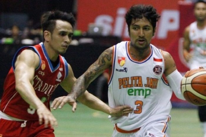 Pemain Pelita Jaya Energi Mega Persada, Kelly Purwanto, sedang membawa bola ketika menghadapi Stadium pada lanjutan seri III IBL di GOR Amongrogo, Yogyakarta, Rabu (24/2/2016).